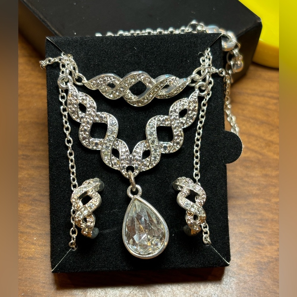 Avon Pave Twist 3 piece gift set. Comes with the box. Very pretty set.